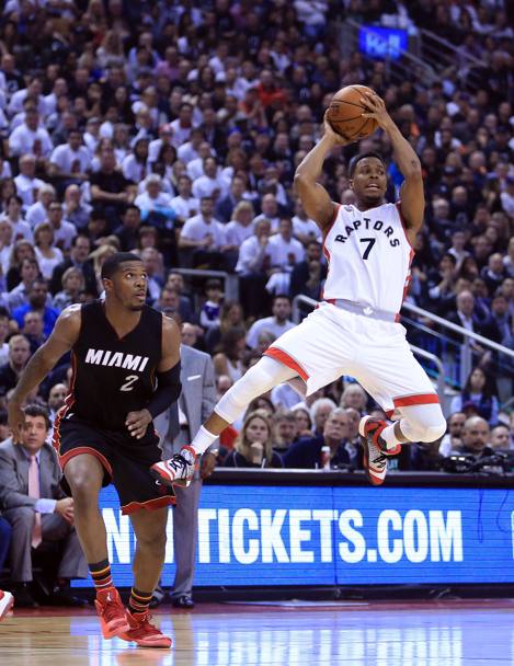 Toronto. Kyle Lowry dei Toronto Raptors in azione ruba la palla a Joe Johnson dei Miami Heat (Afp)